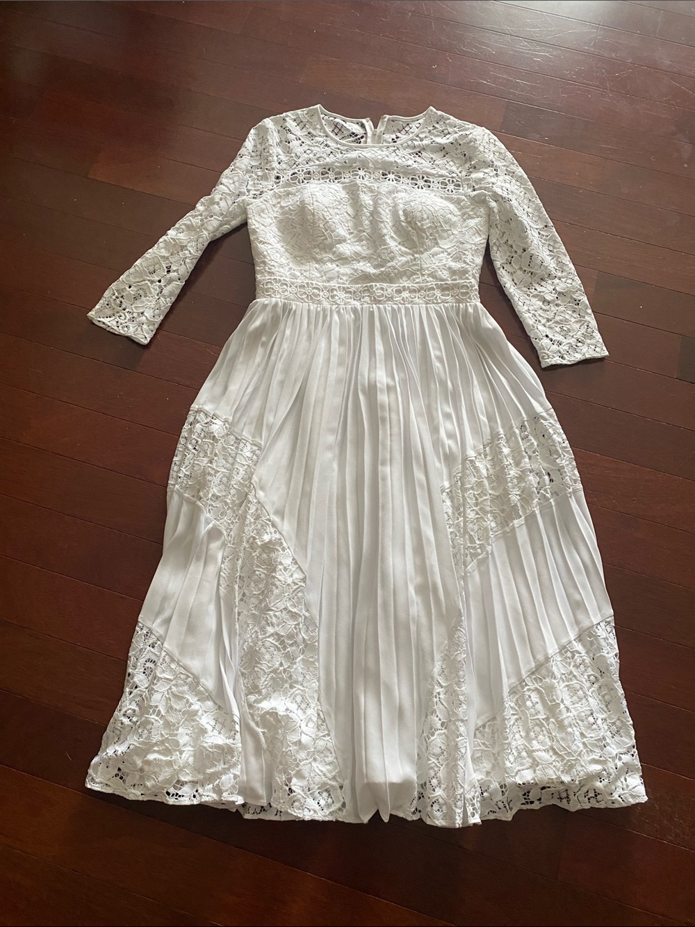 Lilly Pulitzer White Lace Dress. Size 2. 100-% poly. Great condition. Lined.